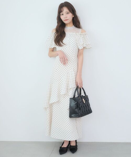 MAJESTIC LEGON(マジェスティックレゴン)の「ウエストきゅっとオフショルワンピ(ワンピース・レディース・ブルー系その他2/グレー系その他/ホワイト系その他2・MEDIUM/SMALL)」の4枚目の写真