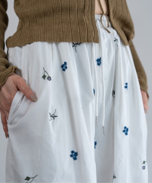 hwyl(ヒュイル)の「刺繍ワイドパンツ(その他パンツ・レディース・オフホワイト/ブラック・FREE)」の7枚目の写真