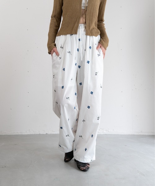 hwyl(ヒュイル)の「刺繍ワイドパンツ(その他パンツ・レディース・オフホワイト/ブラック・FREE)」の3枚目の写真