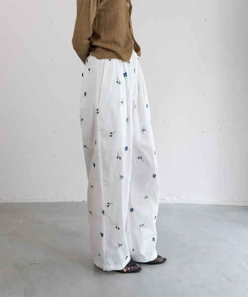 hwyl(ヒュイル)の「刺繍ワイドパンツ(その他パンツ・レディース・オフホワイト/ブラック・FREE)」の4枚目の写真