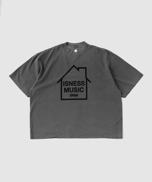 is-ness(イズネス)の「ISNESS MUSIC / イズネス ミュージック LOGO T-SHIRT(Tシャツ/カットソー・メンズ・ホワイト/チャコールグレー・MEDIUM/LARGE)」の2枚目の写真