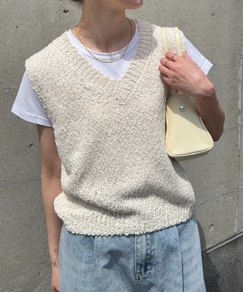 meilmada(メイルマダ)の「Vネックスラブニットベスト(ベスト・レディース・ライトベージュ/ピンク・FREE)」の1枚目の写真