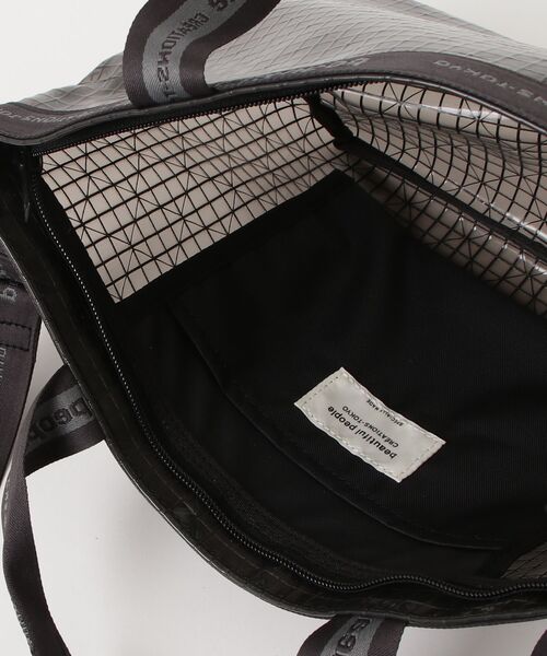 beautiful people（ビューティフルピープル）の「plaid vinyl logo tape bag m 1616611970（ショルダーバッグ・メンズ・クリア/ブラック・FREE）」の5枚目の写真