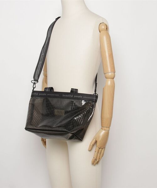 beautiful people（ビューティフルピープル）の「plaid vinyl logo tape bag m 1616611970（ショルダーバッグ・メンズ・クリア/ブラック・FREE）」の6枚目の写真