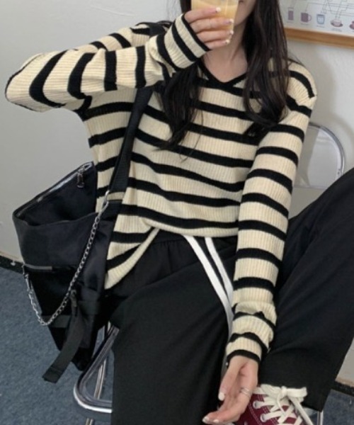 Lips(リップス)の「韓国ストリート感たっぷり♪着回し抜群のボーダーロングスリーブTシャツ(ニット/セーター・レディース・ブラック/ブルー/グリーン・FREE)」の1枚目の写真