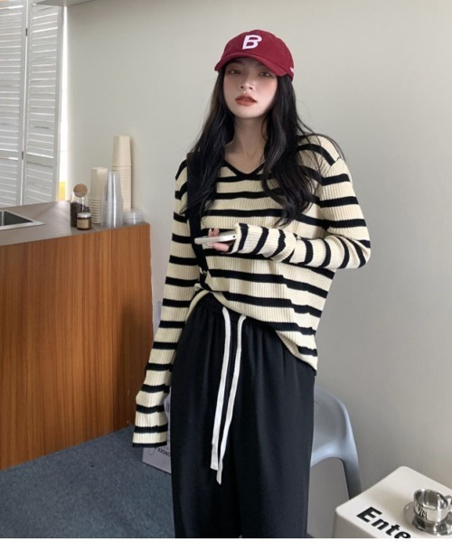 Lips(リップス)の「韓国ストリート感たっぷり♪着回し抜群のボーダーロングスリーブTシャツ(ニット/セーター・レディース・ブラック/ブルー/グリーン・FREE)」の7枚目の写真