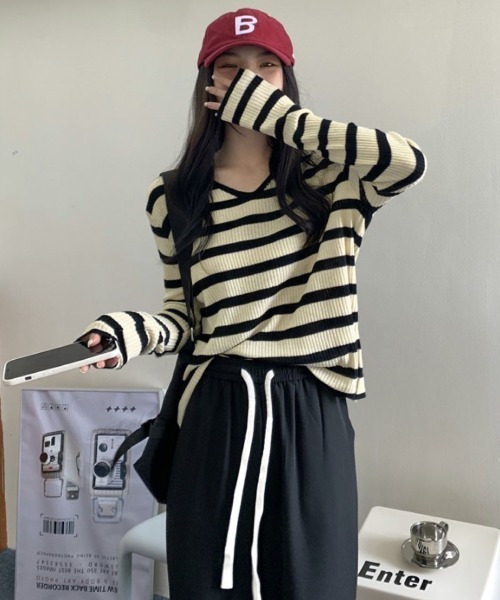 Lips(リップス)の「韓国ストリート感たっぷり♪着回し抜群のボーダーロングスリーブTシャツ(ニット/セーター・レディース・ブラック/ブルー/グリーン・FREE)」の9枚目の写真