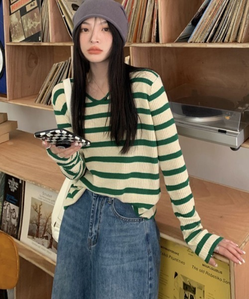 Lips(リップス)の「韓国ストリート感たっぷり♪着回し抜群のボーダーロングスリーブTシャツ(ニット/セーター・レディース・ブラック/ブルー/グリーン・FREE)」の16枚目の写真