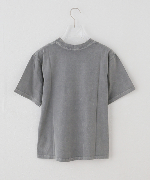 OMO（オモ）の「OMO / オモ Holiday 2026 Merch T-Shirt（Tシャツ/カットソー・レディース・チャコールグレー・SMALL）」の2枚目の写真
