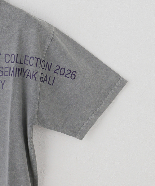 OMO（オモ）の「OMO / オモ Holiday 2026 Merch T-Shirt（Tシャツ/カットソー・レディース・チャコールグレー・SMALL）」の3枚目の写真