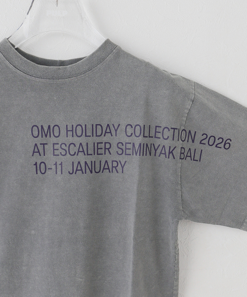 OMO（オモ）の「OMO / オモ Holiday 2026 Merch T-Shirt（Tシャツ/カットソー・レディース・チャコールグレー・SMALL）」の4枚目の写真