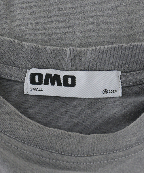 OMO（オモ）の「OMO / オモ Holiday 2026 Merch T-Shirt（Tシャツ/カットソー・レディース・チャコールグレー・SMALL）」の5枚目の写真
