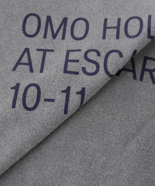 OMO（オモ）の「OMO / オモ Holiday 2026 Merch T-Shirt（Tシャツ/カットソー・レディース・チャコールグレー・SMALL）」の7枚目の写真
