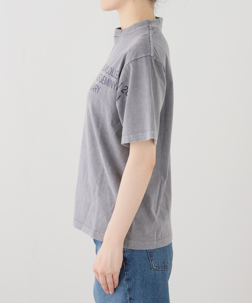 OMO（オモ）の「OMO / オモ Holiday 2026 Merch T-Shirt（Tシャツ/カットソー・レディース・チャコールグレー・SMALL）」の9枚目の写真