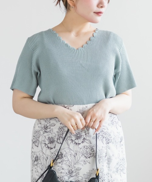 CLETTE(クレット)の「CLETTEオリジナルスカラップVネックリブニット(ニット/セーター・レディース・ミント/オフホワイト/ブラック・3L/LL/4L)」の3枚目の写真