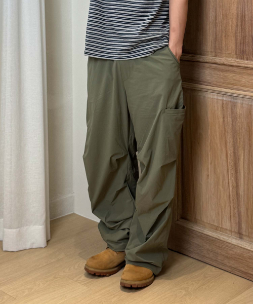 WMC(ダブリューエムシー)の「ナイロンカーゴパラシュートパンツ_KHAKI(スウェットパンツ・メンズ・カーキ・34/30(M)/32(L))」の1枚目の写真