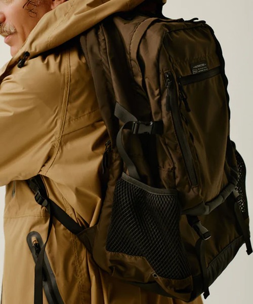 KiU(キウ)の「【KiU】大容量LCバックパック(37L)(バックパック/リュック・メンズ・ブラック/ブラウン/イエロー・FREE)」の22枚目の写真