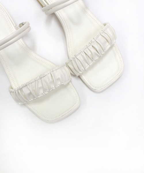 hiamu(ヒアム)の「マルチストラップシャーリングサンダル/2026 SS SHRRING COLLECTION(サンダル・レディース・アイボリー/ブラック/ブラウン・25.0cm/23.5cm/24.5cm/23.0cm/24.0cm)」の6枚目の写真