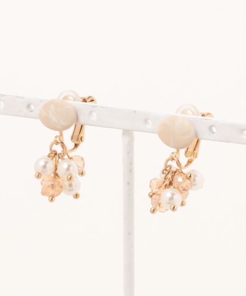 tone(トーン)の「【atelier*mio】ポリマークレイ × miniパールビジュー costume jewelry イヤリング(イヤリング・レディース・グレー/ベージュ/ブラック・FREE)」の3枚目の写真