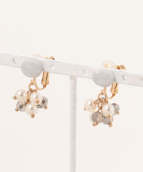tone(トーン)の「【atelier*mio】ポリマークレイ × miniパールビジュー costume jewelry イヤリング(イヤリング・レディース・グレー/ベージュ/ブラック・FREE)」の2枚目の写真