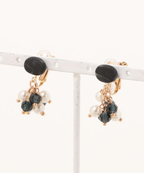 tone(トーン)の「【atelier*mio】ポリマークレイ × miniパールビジュー costume jewelry イヤリング(イヤリング・レディース・グレー/ベージュ/ブラック・FREE)」の1枚目の写真