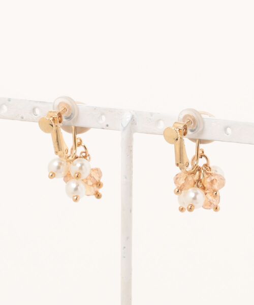 tone(トーン)の「【atelier*mio】ポリマークレイ × miniパールビジュー costume jewelry イヤリング(イヤリング・レディース・グレー/ベージュ/ブラック・FREE)」の4枚目の写真