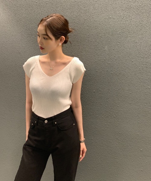 FAVORITO(ファヴォリート)の「ニットVネックトップス(ニット/セーター・レディース・ブラック/ベージュ/ホワイト・F)」の11枚目の写真