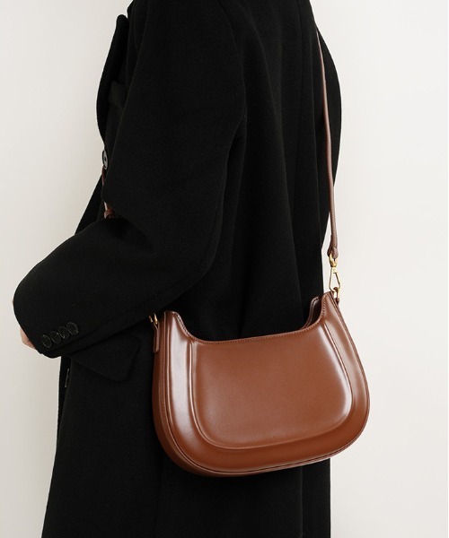 NiiNa(ニーナ)の「【 NiiNa / ニーナ 】高品質牛革2WAYグロッシーハーフムーンショルダーバッグ(ショルダーバッグ・レディース・レッド/ブラック・FREE)」の4枚目の写真