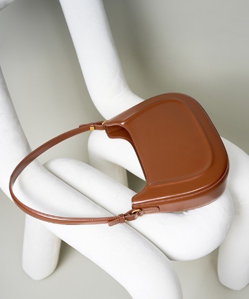NiiNa(ニーナ)の「【 NiiNa / ニーナ 】高品質牛革2WAYグロッシーハーフムーンショルダーバッグ(ショルダーバッグ・レディース・レッド/ブラック・FREE)」の6枚目の写真