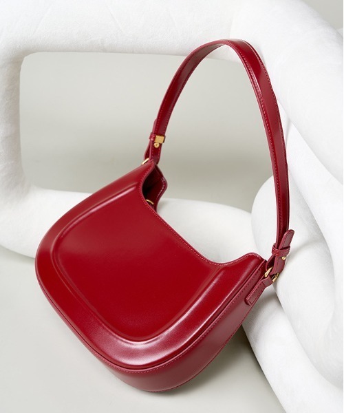 NiiNa(ニーナ)の「【 NiiNa / ニーナ 】高品質牛革2WAYグロッシーハーフムーンショルダーバッグ(ショルダーバッグ・レディース・レッド/ブラック・FREE)」の8枚目の写真
