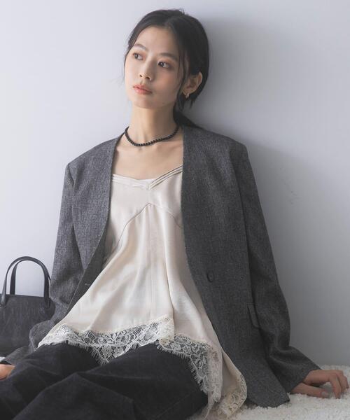 URBAN RESEARCH ROSSO WOMEN(アーバンリサーチ ロッソ)の「レースヘムデザインサテンキャミソール(キャミソール・レディース・アイボリー/ネイビー・FREE)」の2枚目の写真