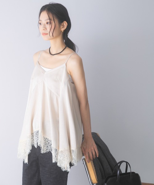 URBAN RESEARCH ROSSO WOMEN（アーバンリサーチ　ロッソ）の「レースヘムデザインサテンキャミソール（キャミソール・レディース・アイボリー/ネイビー・FREE）」の4枚目の写真
