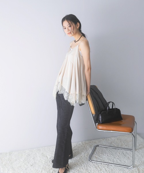 URBAN RESEARCH ROSSO WOMEN（アーバンリサーチ　ロッソ）の「レースヘムデザインサテンキャミソール（キャミソール・レディース・アイボリー/ネイビー・FREE）」の5枚目の写真