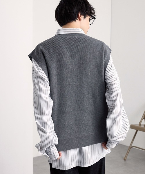 MONO-MART(モノマート)の「畔編み Vネック オーバーサイズ ニットベスト(ベスト・メンズ・ダークブラウン/ネイビー/キャメル/杢グレー/ブラック・L/M)」の13枚目の写真