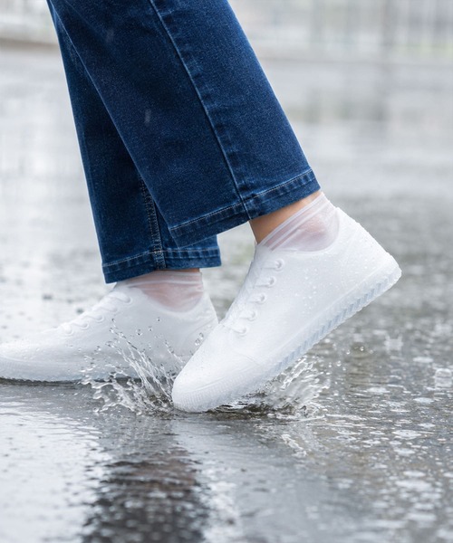 BAYBLO(ベイブロ)の「(KE) 【 突然の雨でも安心 】 雨の日も、お気に入りの靴で◎ 普段は鞄に収納♪ シリコン製の防水シューズ靴カバー【 22.5~28.0cm 】(シューズアクセサリー・レディース・ホワイト系/ブラック系・M/L)」の1枚目の写真