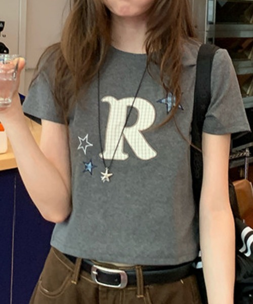 FREE STYLISTS（フリー スタイリスト）の「刺繍レタリング  Tシャツ トップス レディース（Tシャツ/カットソー・レディース・グレー・M）」の2枚目の写真