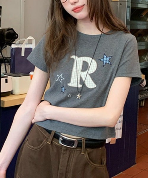 FREE STYLISTS（フリー スタイリスト）の「刺繍レタリング  Tシャツ トップス レディース（Tシャツ/カットソー・レディース・グレー・M）」の3枚目の写真