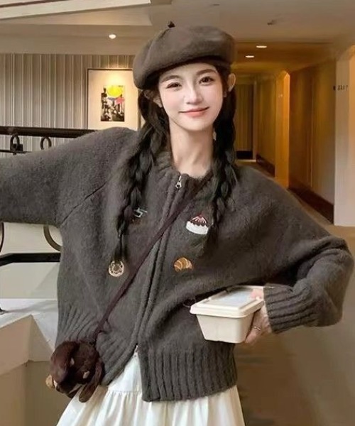 AVYL(アヴィル)の「モチーフ刺繍ジップアップニットカーディガン(ニット/セーター・レディース・ブラウン・M)」の5枚目の写真