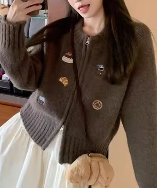 AVYL(アヴィル)の「モチーフ刺繍ジップアップニットカーディガン(ニット/セーター・レディース・ブラウン・M)」の3枚目の写真