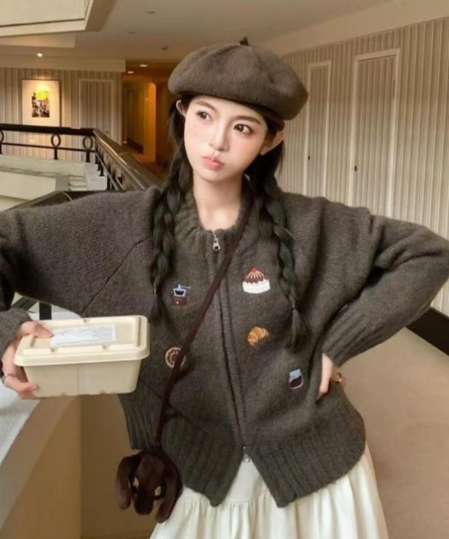 AVYL(アヴィル)の「モチーフ刺繍ジップアップニットカーディガン(ニット/セーター・レディース・ブラウン・M)」の2枚目の写真