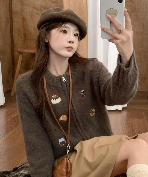 AVYL(アヴィル)の「モチーフ刺繍ジップアップニットカーディガン(ニット/セーター・レディース・ブラウン・M)」の4枚目の写真