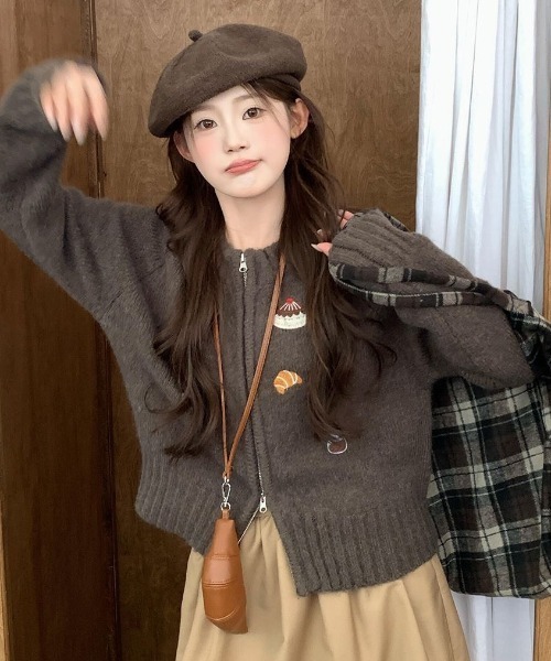 AVYL(アヴィル)の「モチーフ刺繍ジップアップニットカーディガン(ニット/セーター・レディース・ブラウン・M)」の7枚目の写真