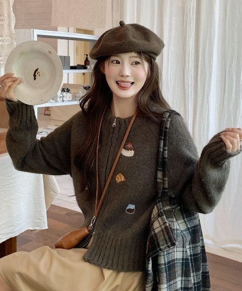 AVYL(アヴィル)の「モチーフ刺繍ジップアップニットカーディガン(ニット/セーター・レディース・ブラウン・M)」の10枚目の写真