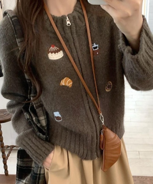 AVYL(アヴィル)の「モチーフ刺繍ジップアップニットカーディガン(ニット/セーター・レディース・ブラウン・M)」の6枚目の写真