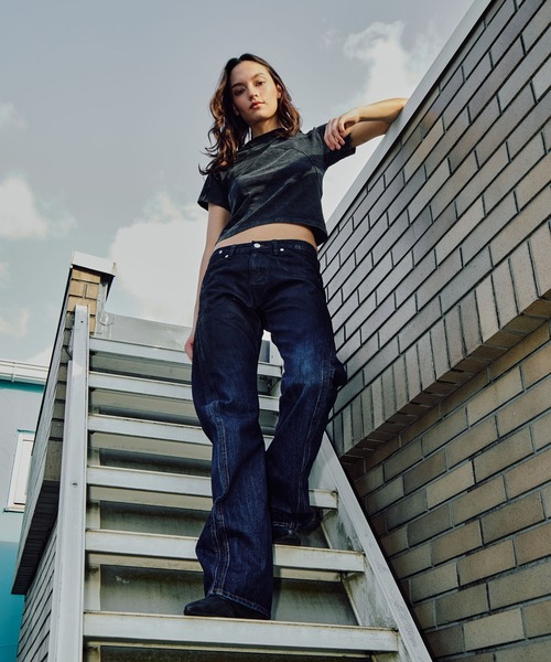 NVRFRGT(ネヴァーフォーゲット)の「別注 COATING FADE TWIST JEANS(デニムパンツ・レディース・ブラック/ブルー・XS/S)」の1枚目の写真