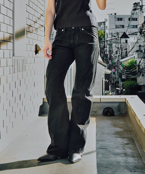NVRFRGT(ネヴァーフォーゲット)の「別注 COATING FADE TWIST JEANS(デニムパンツ・レディース・ブラック/ブルー・XS/S)」の2枚目の写真