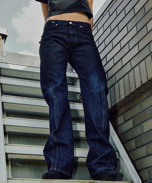NVRFRGT(ネヴァーフォーゲット)の「別注 COATING FADE TWIST JEANS(デニムパンツ・レディース・ブラック/ブルー・XS/S)」の8枚目の写真