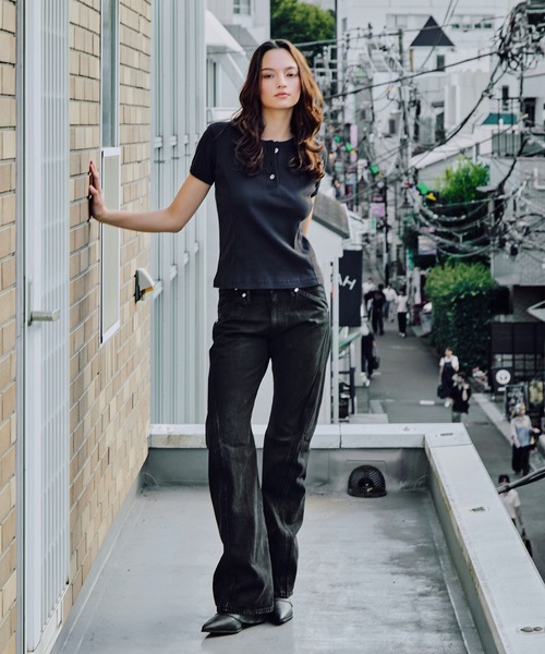 NVRFRGT(ネヴァーフォーゲット)の「別注 COATING FADE TWIST JEANS(デニムパンツ・レディース・ブラック/ブルー・XS/S)」の5枚目の写真