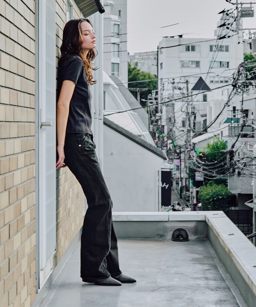 NVRFRGT(ネヴァーフォーゲット)の「別注 COATING FADE TWIST JEANS(デニムパンツ・レディース・ブラック/ブルー・XS/S)」の7枚目の写真