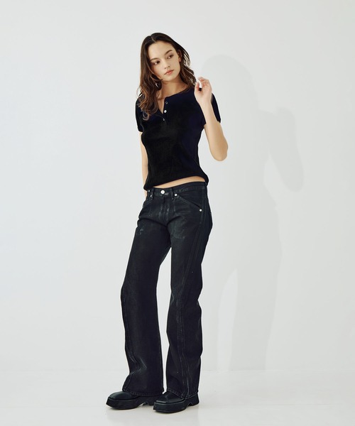 NVRFRGT(ネヴァーフォーゲット)の「別注 COATING FADE TWIST JEANS(デニムパンツ・レディース・ブラック/ブルー・XS/S)」の4枚目の写真
